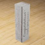 Caja Para Vino Felicitaciones Faux Wood personalizada (impreso)<br><div class="desc">Felicitaciones Faux Wood (Plano impreso) o cambiar el texto.. añadir los nombres de recién casados y fecha de matrimonio .. Caja de vinos personalizada (winebox) de Ricaso</div>