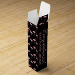 Caja Para Vino Felicitaciones Patrón de rebaño de flamencos rosad<br><div class="desc">Celebra cualquier ocasión con este animado diseño de rebaño de flamingo rosa sobre un fondo negro, con un juguetón "¡Felicitaciones! Eres un mensaje "Flocking Awesome" que es perfecto para graduaciones, promociones, jubilaciones y momentos hito. Los flamencos de color acuático le dan un toque tropical divertido, haciendo que cada regalo de...</div>