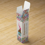 Caja Para Vino Felicitaciones Por Tu Nuevo Hogar<br><div class="desc">Esta nueva caja de regalo de vino para el propietario de la casa cuenta con un gráfico de una linda casa con corazones rosados flotando fuera de la chimenea acentuados con un patrón de círculo multicolor en la parte superior e inferior. El texto del personalizable en los lados izquierdo y...</div>