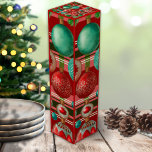 Caja Para Vino Festividad tradicional de Placa Verde Rojo<br><div class="desc">Mejore sus celebraciones de vacaciones con el diseño tradicional de vacaciones rojas y verdes, perfecto para añadir un toque festivo a su casa y regalos. Este diseño clásico presenta adornos hermosamente ilustrados con un fondo intemporal y elegante, por lo que es ideal para envolver papel, servilletas de cóctel, bolsas de...</div>