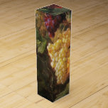 Caja Para Vino Fiesta DE DEGUSTACIÓN DE VINEYARD DE VINEYARD DE G<br><div class="desc">Elegante, diseño clásico con un vaso de vino blanco.. Hermosas uvas rojas colgadas de amarillo, viñas de uva, hojas de otoño verdes rojas. Parte de la clásica y elegante colección de vida de estilo vintage "Frutos de temporada". Este elegante diseño es perfecto para bodas de otoño, celebraciones de aniversario, comidas,...</div>
