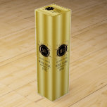 Caja Para Vino Fondo dorado con marco dorado y negro<br><div class="desc">Elegante fondo dorado con elegantes marcos dorados y negros para un monograma de personalizable. Personalizable boda.</div>