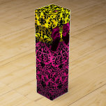CAJA PARA VINO FUCHSIA PINK RIBBON, ORO NEGRO NOUVEAU DAMASK<br><div class="desc">Elegante caja de regalo dorada amarilla con vibrante topaz 3D, gemas de amatista púrpura, elegante, singular damasco Art Nouveau, fácil personalizable con tu texto para vino boda, regalo nupcial, dulce 16, duchas para bebés, duchas de novias, fiestas de cumpleaños quinceanera, Bat Mitzvah, duchas de compromiso romántico, Navidades, , vacaciones, reuniones...</div>