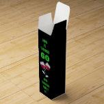 Caja Para Vino Girando 60 y ganando, Vidrios<br><div class="desc">Esta caja de regalo incluye un gráfico de dos vasos de vino tinto con texto de personalizable que dice: John está cumpliendo 60 años y ganando. El fondo es negro. Este es un regalo perfecto para el amante del vino que está celebrando un cumpleaños histórico.</div>