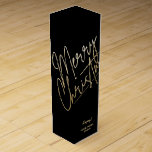 Caja Para Vino Gold Merry Christmas Black<br><div class="desc">Feliz Navidad con un falso guión de Relieve metalizado dorado y tus nombres con letras de moda,  estas cajas de regalo de botellas de vino negro son una manera elegante de empaquetar regalos de Navidades de vino.</div>