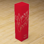 Caja Para Vino Gold Merry Christmas on Red<br><div class="desc">Feliz Navidad con un falso guión de Relieve metalizado dorado y tus nombres con letras de moda,  esta caja de regalo de botellas de vino tinto es una manera elegante de empaquetar regalos de Navidades de vino. COINCIDIENDO elementos de nuestra colección.</div>