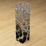 Caja Para Vino Hermosa huella animal de moda leopardo<br><div class="desc">Este diseño presenta una hermosa y moderna huella de leopardo con acentos purpurinas. La impresión falsa de un animal de piel está disponible en tonos dorados amarillos, blancos, grises, marrones, negros y crema. La imagen es moderna y de moda, con elementos artísticos y de diseño que gustarán. Es perfecto para...</div>
