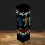 Caja Para Vino Huella retro vintage 1975 Colores primarios<br><div class="desc">.: 1975- Este diseño es atrevido y LUMINOSO y presenta colores primarios y blanco golpeando contra un fondo negro. Puede cambiar cualquiera de los textos, incluyendo el año, el nombre y la edad, o también puede incluir una declaración del personalizado. Las franjas retro en colores primarios brillantes son demasiado divertidas...</div>