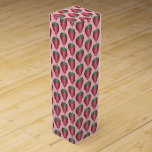 Caja Para Vino Impresión de frutillas de fresa rosada de jugo roj<br><div class="desc">El diseño presenta un ilustracion original de hileras de fresas rojas jugosas y brillantes sobre un fondo rosado. Ideal para una fiesta de cumpleaños u otra celebración 'dulce', o para tu amante favorito de la comida o la fresa! Este impreso de fresa también está disponible en otros productos. ¿No ves...</div>