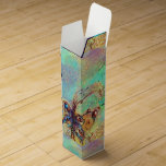 CAJA PARA VINO JARDÍN DE LA PLANTA DE MARIPOSAS MÁGICAS PERDIDAS<br><div class="desc">Elegante, colorido, suntuoso diseño de monograma, vibrante belleza mágica, brillantes flores de fantasía en azul acuático brillante, turquesa, verde verde azulado, colores amarillo naranja, chispas doradas. Mezcla de pinturas mediáticas con Relieve metalizado dorado y plateado. Se trata de arquetipos y simbolismo alquímico medieval. Se trata de una visión destilada del...</div>