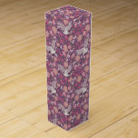 Caja Para Vino Jardín de primavera Día de la Madre Carne Asiática<br><div class="desc">Disfruta de este bonito patrón de jardín victoriano. Este diseño vintage cuenta con un hermoso jardín de primavera con hermosas grúas volando en un jardín de rojos, rosados, mamáes de melocotón y otras flores encantadoras. El sutil esquema de color funciona bien con un boda de estilo vintage o victoriano, ducha...</div>