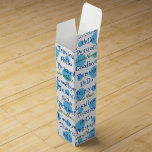 Caja Para Vino Jubilación divertida Adiós Tensión Cita azul<br><div class="desc">Una divertida caja de vino de retiro colorida con una divertida cita de retiro "Tensión de adiós, pensión de hola" con fondo de punto polka azul . Una encantadora caja humorística para esas botellas de fizz para la jubilación para la familia, amigos y colegas de trabajo. Puede ser personalizada cambiando...</div>