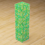Caja Para Vino Knot Celtic Irlandés patrón de trenzas amarillo ve<br><div class="desc">Esta caja de bonito de diseño de nudos celtas, de tonos vivos, verdes y amarillos, está inspirada en los antiguos estampados de cristal del siglo XIX. Las viñas de las trenzas irlandesas interconectadas forman un círculo y formas de diamante. Este patrón antiguo, sin costuras, es perfecto para cualquiera que ame...</div>