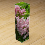 Caja Para Vino Laurel de Monogramo Rosa Favoritos a la Boda<br><div class="desc">Bonito de flores de la montaña Laurel en forma de estrella rosa con trozos de hojas rosadas y verdes más oscuras con vegetación borrosa en el fondo. Un toque elegante a tu boda favorece el vino o las botellas de champán en la recepción de tu boda (u otro evento especial)....</div>
