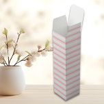 Caja Para Vino Líneas rosa pastel tropicales de verano<br><div class="desc">Prepárate para sacudir tus vacaciones de verano con nuestra bodega Tropical Pastel Pink Lines! Esta caja es la manera perfecta de presentar su botella favorita de vino en cualquier fiesta de verano, desde reuniones junto a la piscina hasta barbacoas en el patio trasero. La divertida temática de las líneas rosa...</div>