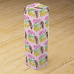 Caja Para Vino Macaron French Pastry Cookies Macarons Patisserie<br><div class="desc">El diseño presenta un original ilustracion de marcadores de temática gastronómica con una pila de macarones rosas, amarillos, verdes y marrones. Una galletita popular en las panaderías y patronas francesas, las conchas de los macarones se hacen con una combinación de merengue, harina de almendras, azúcar de hielo, luego se hornean...</div>