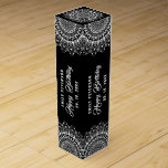 Caja Para Vino Mandala blanca sobre el fondo de las damasquinadas<br><div class="desc">Mandala blanca ornamentada sobre un fondo monocromático negro y gris oscuro. Personalizable de texto en un cumpleaños de color blanco coincidente.</div>
