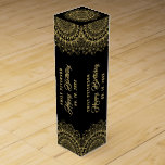 Caja Para Vino Mandala dorada sobre el fondo de las damas negras<br><div class="desc">Mandala dorada ornamentada sobre un fondo monocromático negro y gris oscuro. Personalizable de texto en un cumpleaños de color dorado coincidente.</div>
