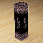 Caja Para Vino Mandala rosa pálido en el fondo de las damascas ne<br><div class="desc">Mandala color rosa pálido sobre un fondo monocromático negro y gris oscuro. Texto de personalizable en un cumpleaños color rosa pálido que coincide.</div>