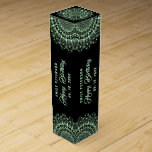 Caja Para Vino Mandala verde sobre fondo de damasquinados negros<br><div class="desc">Mandala ornamentada de color verde pálido sobre un fondo monocromático negro y gris oscuro. Personalizable de texto en un cumpleaños color verde coincidente.</div>