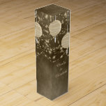 Caja Para Vino Marfil Lanterns<br><div class="desc">Fondo marrón rústico con luces de marfil y linternas de papel. Parte del conjunto de Bodas de Marfil Lanterns. Algunos pinceles digitales usados en este trabajo proporcionaron cortesía de Obsidian Dawn: www.obsidiandawn.com</div>
