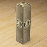 Caja Para Vino Medallón de bronce en octavo aniversario del Boda<br><div class="desc">El 8° aniversario del boda,  marcado por el precioso metalizado de bronce,  merece un medallón de corazón en una encantadora bodega. También estoy disponible para ilustraciones de personalizado especialmente y hecho único para usted,  sólo envíame un mensaje y regresaré!</div>