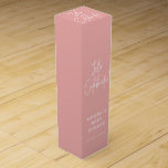 Caja Para Vino Minimalista Rosa rosado de bienvenida<br><div class="desc">Sencillo y dulce Celebremos la Caja de Regalos de Vino de Baby Shower! Incluye "Celebremos" en el guión de caligrafía con su nombre personalizado y fecha a continuación.</div>