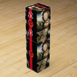 CAJA PARA VINO MONOGRAMA ANTIGUA VINEYARD VINEYARD WAX SEAL RED<br><div class="desc">Hermoso chica joven rubio con un hermoso vestido y joyas de oro con gorra rojo y plumas blancas sosteniendo un plato lleno de uvas rojas amarillas, viñas de uva, hojas de otoño verdes rojas con un paisaje lacustre en segundo plano ( Salome ) del pintor alemán Lucas Cranach el anciano...</div>