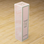 Caja Para Vino Monograma de color de agua verde de Rubor Sage<br><div class="desc">Favoritos de boda de lavado de acuarela blanca y ruidosa. Personalice los nombres de las novias y novias en texto gris oscuro y fecha Boda. El Monograma Grande es verde bonito. Marco geométrico delantero en verde sabio. Gracias está escrito en la parte superior en verde sabio. Diseño original de TamiraZDesigns....</div>