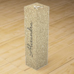 Caja Para Vino Monograma de Purpurina y espuma de oro<br><div class="desc">Purpurina Gold Faux y Sparkle Elegant Wine Gift Box Esta Caja de Regalo de Vino puede ser personalizada para incluir su nombre inicial y de primera y hacer una gran fiesta de cumpleaños,  aniversario,  fiesta de soltera,  regalo de ducha de novia.</div>