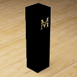 Caja Para Vino Monograma y nombre personalizados en negro y oro<br><div class="desc">Boxeo personalizado de Monograma y Regalo de Nombre con monograma personalizado en estilo serif clásico dorado con caja de nombre en medio de monograma sobre fondo negro. Caja de regalo perfecta para vacaciones, boda y cualquier ocasión especial. Por favor, ten en cuenta queLos detalles metalizados en relieve de este diseño...</div>