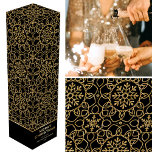 Caja Para Vino Navidades personalizados Snowflake Black Gold Gift<br><div class="desc">Añade el factor de wow a tu botella de vino o champán con una caja de regalo personalizada. Este elegante diseño de temática invernal incluye las palabras 'Feliz Navidad' y puede ser personalizado con el nombre del destinatario o un apellido y el año festivo. Una decoración de diseño, con formas...</div>