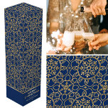 Caja Para Vino Navidades personalizados Snowflake Blue Gold Gift<br><div class="desc">Añade el factor de wow a tu botella de vino o champán con una caja de regalo personalizada. Este elegante diseño de temática invernal incluye las palabras 'Feliz Navidad' y puede ser personalizado con el nombre del destinatario o un apellido y el año festivo. Una decoración de diseño, con formas...</div>