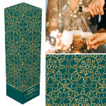 Caja Para Vino Navidades personalizados Snowflake Green Gold Gift<br><div class="desc">Añade el factor de wow a tu botella de vino o champán con una caja de regalo personalizada. Este elegante diseño de temática invernal incluye las palabras 'Feliz Navidad' y puede ser personalizado con el nombre del destinatario o un apellido y el año festivo. Una decoración de diseño, con formas...</div>