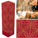 Caja Para Vino Navidades personalizados Snowflake Red Gold Gift<br><div class="desc">Añade el factor de wow a tu botella de vino o champán con una caja de regalo personalizada. Este elegante diseño de temática invernal incluye las palabras 'Feliz Navidad' y puede ser personalizado con el nombre del destinatario o un apellido y el año festivo. Una decoración de diseño, con formas...</div>