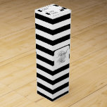 Caja Para Vino Negro| Monograma de Boda náutico de franjas blanca<br><div class="desc">Sencillamente elegante, diseño de boda con rayas náuticas para su boda playa/costa. Sólo personaliza con tus detalles o haz clic en "personalizar" para modificar los estilos de fuente, tamaño, espaciado, etc. Disponible en una variedad de colores (se vende por separado). Creado por diseños de Holiday Hearts para HHWeddings. Póngase en...</div>
