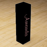 Caja Para Vino Negro y oro Rosa personalizado<br><div class="desc">Cajas de vino sencillas y elegantes con el personalizable de tipografía de oro Rosa con su nombre.</div>