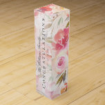 Caja Para Vino Nombre de monograma Rosa floral Rubor color agua r<br><div class="desc">Esta elegante caja de regalo floral es la elección perfecta para envolver ese regalo especial. Esta plantilla de diseño presenta un patrón de rosas acuáticos en tonos de color rosa,  rosa y melocotón acentuados por la vegetación sobre un fondo blanco. Personaliza con un nombre,  mensaje de felicitación y año.</div>