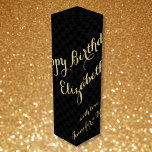 Caja Para Vino Nombre personalizado Feliz cumpleaños Faux Gold Bl<br><div class="desc">Crea tu propio personalizado, personalizado, elegante, hermosa y elegante tipografía/guión de oro falso, fresco patrón negro y gris a cuadros, vino de cumpleaños / caja de regalo de champán, con tus deseos de cumpleaños personalizados en la parte delantera y tu nota/mensaje personalizado en la parte posterior. Esta bodega, elaborada con...</div>