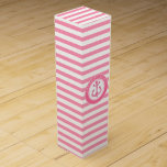 Caja Para Vino Nuevo hogar - Ancla náutica rosada estriada<br><div class="desc">NewparkLane - Diseño moderno Caja de Vinos, con un patrón rayado rosado caliente y un ancla de acuarela rosa en un marco circular, y envuelto alrededor de la cita: ¡Felicidades! Fácil de personalizar añadiendo tu propio texto o nombre. Este diseño náutico fresco y divertido es el regalo perfecto para las...</div>