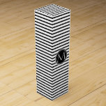 Caja Para Vino Patrón de franjas finas Monograma elegante<br><div class="desc">Diseño moderno y elegante. Patrón de franjas. Blanco y negro. Monograma personalizado. Diseño de José Ricardo</div>