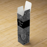 Caja Para Vino Patrón floral moderno de moda<br><div class="desc">Un audaz patrón floral moderno en tonos negros, blancos y grises. Elegante y elegante, esta caja de regalo de vino es una gran elección para muchas ocasiones - cumpleaños, duchas de novias, bodas, aniversarios, felicitaciones, gracias y más. Edite el texto para que se adapte a su ocasión. Para cambiar los...</div>
