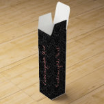 Caja Para Vino Patrón Monogramado de Monotones Negros de Damasped<br><div class="desc">Patrón monocromático elegante monocromático vintage de damascos florales. Personalizable de texto en rosa sugerido.</div>