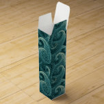 Caja Para Vino Patrón verde azulado Paisley Timeless<br><div class="desc">Un bonito motivo paisley que se muestra aquí en tonos verde azulados es una elección versátil de caja de regalo para todas las ocasiones. Uso para bodas, cumpleaños, aniversarios, o simplemente porque. El diseño paisajista se remonta a Persia y a la Dinastía Sassanid, período que se remonta a 221AD. Su...</div>