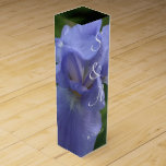 Caja Para Vino Periwinkle Iris Monogrammed Wedding Favors<br><div class="desc">El cierre de bonito de la flor de iris periwinkle con hojas verdes se verá hermoso en tu Bodega de la Recepción de Bodas para celebrar tus favores de vino o champán (o para otro evento). Personalice con las Iniciales de Nombre y Fecha de Boda de Bride & Groom (en...</div>