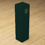 Caja Para Vino Personalizable monograma verde oscuro<br><div class="desc">Caja de regalo de nombre monogramada y personalizada en estilo clásico dorado sobre fondo verde oscuro. Caja de regalo perfecta para vacaciones,  bodas y cualquier ocasión especial.</div>