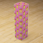 Caja Para Vino Pina Piña Colada Cóctel de piña puertorriqueña<br><div class="desc">El Design presenta un ilustracion original de una piña colada, un cóctel tropical popular en Puerto Rico que consiste en ron, piña y coco. En la parte superior hay una cereza de maraschino y una sombrilla de bebida para un regalo especial. Este diseño mixto de pina colada también está disponible...</div>