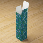 Caja Para Vino Primavera Jardín Día de la Madre Azul Púrpura Blan<br><div class="desc">Disfruta de este bonito patrón de jardín victoriano. Este diseño vintage presenta un hermoso jardín primaveral con flores silvestres azules, violetas y blancas que florecen en un campo de fondo azul y verde. El sutil esquema de color funciona bien con un boda de estilo vintage o victoriano, ducha de novias,...</div>