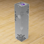 Caja Para Vino Purple Fancy Christmas Ornament Wine Gift Box<br><div class="desc">Dé un regalo a algunos Navidades Espíritu esta temporada de vacaciones con esta festiva caja de regalo de ornamento de Navidad Purple Fancy. El diseño de la caja de regalo presenta un adorno de color púrpura con un fondo de gradiente gris adornado con copos de nieve en caída. También hay...</div>