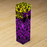 CAJA PARA VINO PURPLE RIBBON, ORO NEGRO ARTE NOUVEAU DAMASK<br><div class="desc">Elegante caja de regalo dorada amarilla con vibrante piedra amatista 3D, elegante, singular damasco Art Nouveau, personalizable con tu texto para el vino boda, regalo nupcial, dulce 16, duchas para bebés, duchas de novias, fiestas de cumpleaños quinceanera, Bat Mitzvah, ducha de compromiso romántico, Navidades, vacaciones, oficina, reuniones familiares, celebraciones de...</div>